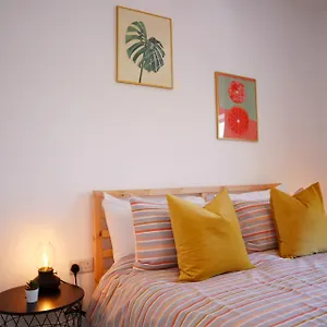 Sandbanks Garden House: Modern 2-bedroom Retreat With Smart Amenities Poole